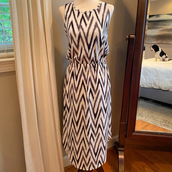 Banana Republic Dresses & Skirts - Banana Republic- Cross-back, graphic, dress